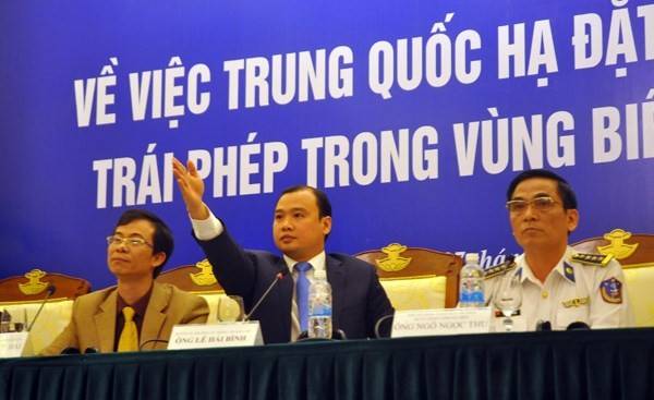 Tàu Trung Quốc đâm rách tàu cảnh sát biển Việt Nam Người phát ngôn Lê Hải Bình chủ trì cuộc họp báo quốc tế về việc Trung Quốc đặt giàn khoan trái phép trong vùng biển Việt Nam chiều 7/5. Ảnh: Một Thế giới