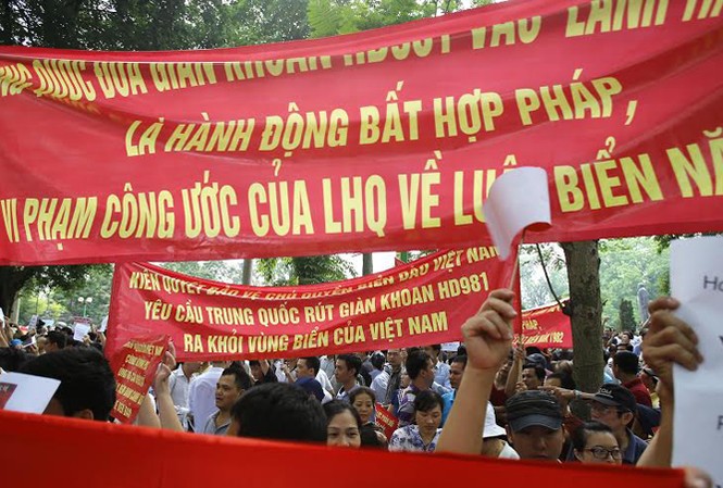 Máy bay tiêm kích Trung Quốc xâm nhập vùng chủ quyền Việt Nam Người dân Thủ đô mít tinh phản đối Trung Quốc đưa giàn khoan trái phép, vi phạm chủ quyền Việt Nam. Ảnh: Như Ý