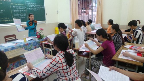 Hướng mới giúp học sinh chọn nghề Giáo viên Trường THCS Lý Phong, Q.5 (TP.HCM) tư vấn cho phụ huynh chọn nguyện vọng cho con sau THCS - Ảnh: Minh Luân (Thanh Niên)