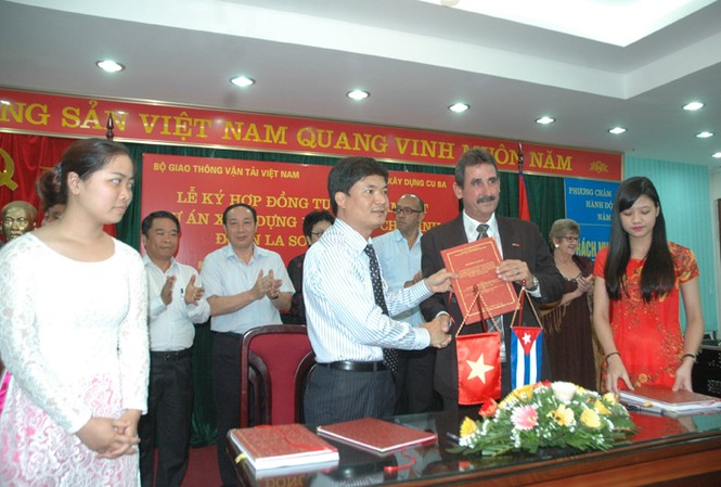 Cu Ba giám sát thi công đường Hồ Chí Minh Tổng giám đốc Ban Quản lý dự án Đường Hồ Chí Minh Lâm Văn Hoàng (trái) ký hợp đồng với lãnh đạo Công ty QCI