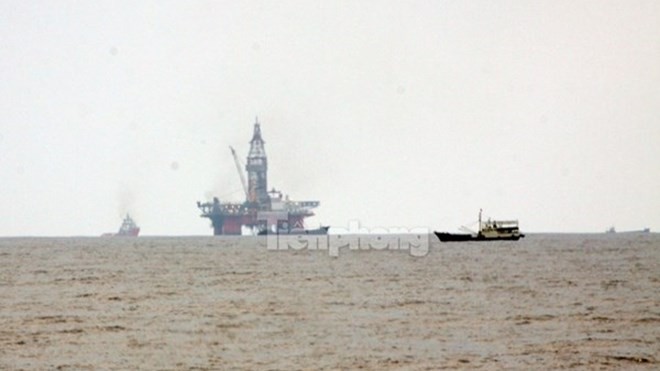 Tàu chấp pháp Việt Nam tiến gần giàn khoan trái phép 981 Giàn khoan Hải Dương 981 của Trung Quốc đặt trái phép trên vùng biển của Việt Nam. Ảnh: Nguyễn Huy