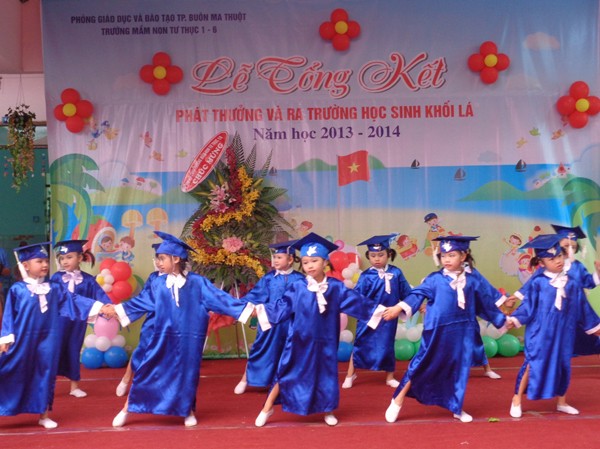 Trường Mầm non 1/6 hướng về Hoàng Sa – Trường Sa Học sinh khối lá trình bày tiết mục về chủ đề biển đảo quê hương.