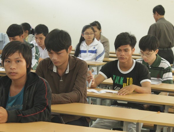 Nên bỏ các điểm thi đại học xa trung tâm Thí sinh dự thi ĐH tại cụm thi liên trường Quy Nhơn năm 2013. Ảnh: Dân Trí