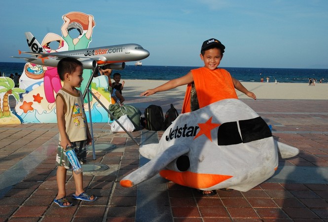 Jetstar Pacific tặng quà trẻ em dịp Quốc tế Thiếu nhi Du khách nhí thích thú chụp hình lưu niệm cùng Jetstar Pacific tại biển Đà Nẵng