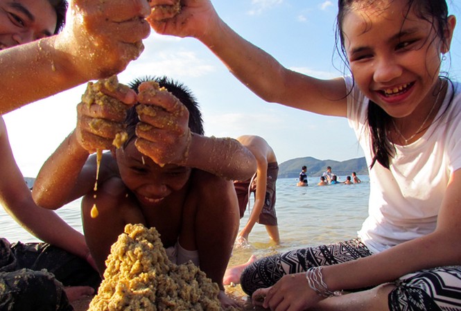 Ngày hội trẻ em khuyết tật 2014 Niềm vui của hai bé khiếm thị Hồ Thị Ái Vy và bé Huỳnh Phan Anh Vũ, Trung tâm Hỗ trợ phát triển và hòa nhập Trẻ em khuyết tật tỉnh Đắk Lắk khi chơi trò xây núi cát ở bờ biển Hòn Tằm