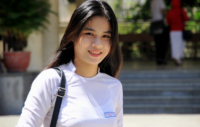 Bài giải đề thi tốt nghiệp môn Toán Thí sinh Đà Nẵng tự tin sau môn thi Toán. Ảnh: Nguyễn Huy