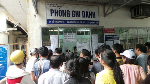 Luyện thi theo hướng ra đề mới Đông đảo phụ huynh ghi danh tại Cơ sở ngoại ngữ - tin học - bồi dưỡng văn hóa Lê Hồng Phong (Q.5, TP.HCM) sáng 6.6 - Ảnh: Minh Luân (Thanh Niên)