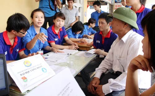 In thông tin “tiếp sức mùa thi” trên giấy báo dự thi Sinh viên tình nguyện tiếp sức mùa thi