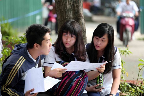 Đầu tư cả ngàn tỉ đồng vẫn chưa hiệu quả Thí sinh tại TP.HCM trao đổi sau buổi thi môn tiếng Anh kỳ thi tốt nghiệp THPT vừa qua - Ảnh: Đào Ngọc Thạch (Thanh Niên)