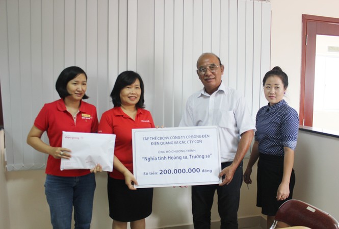 Điện Quang ủng hộ cảnh sát biển, kiểm ngư bảo vệ Biển Đông Bà Nguyễn Thị Kim Vinh, Bí thư Đảng ủy, Phó Tổng Giám đốc Công ty Cổ phần Bóng đèn Điện Quang trao ủng hộ cho chương trình “Nghĩa tình Hoàng Sa, Trường Sa”