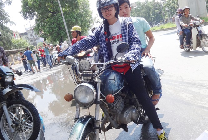 "Tiếp sức sĩ tử", dù trời mưa