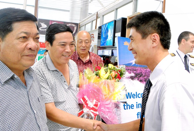 Vietnam Airlines bắt đầu bay từ Đà Nẵng đi Nhật Bản Tặng hoa hành khách