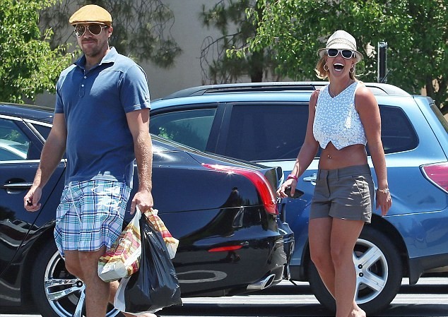 Britney Spears đi ăn quên trả tiền Britney và bạn trai David rời khỏi nhà hàng Cheesecake Factory vừa qua.
