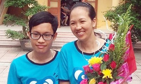 Cha bốc vác, phụ hồ sát cánh con đỗ thủ khoa đại học Nguyễn Văn Tuân chụp chung cùng giáo viên dạy toán (Ảnh: NVCC)