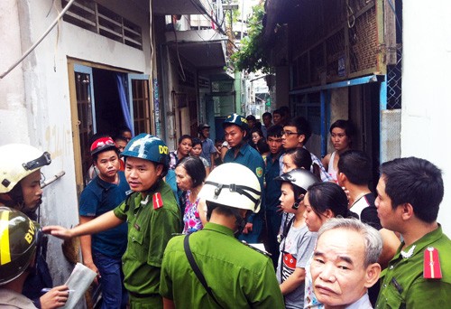 Ba căn nhà cùng bùng cháy ở nội ô Sài Gòn, dân náo loạn Hỏa hoạn khiến con hẻm nhỏ náo loạn. Ảnh: An Nhơn (VnExpress).