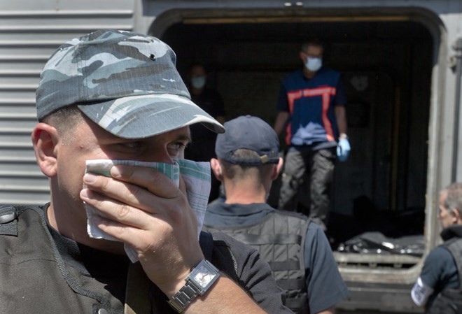 Phe ly khai Ukraine đồng ý bàn giao thi hài và hộp đen của MH17 Nhiều thi thể của vụ rơi máy bay MH17 đã bốc mùi (Nguồn: AP)