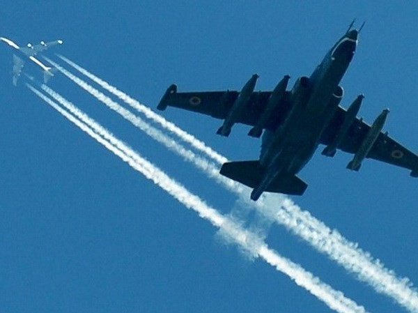 Cha đẻ Su-25 không tin máy bay này bắn hạ được MH17 Máy bay SU-25 của Không quân Ukraine bay dưới một chiếc máy bay chở khách tại một cuộc diễn tập quân sự. (Nguồn: AFP)