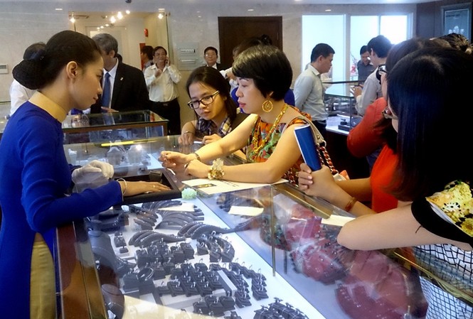Khai trương Trung tâm vàng bạc đá quý lớn nhất của SJC tại TPHCM Khách hàng mua sắm tại Trung tâm vàng bạc đá quý SJC