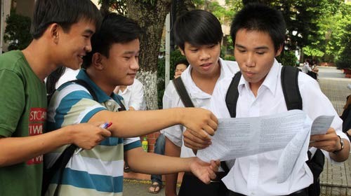 Điểm chuẩn trường đại học “tốp trên” giảm mạnh Thí sinh chia sẻ niềm vui khi làm được bài.