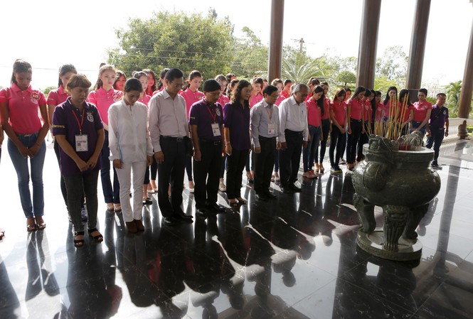 Thí sinh Hoa hậu viếng Đền thờ Bác Hồ Ban tổ chức Cuộc thi Hoa hậu Việt Nam 2014, đại diện lãnh đạo tỉnh Bạc Liêu, cùng các thí sinh dự Chung khảo phía Nam, viếng đến thờ Bác Hồ chiều 4/11. Ảnh: Hồng Vĩnh.