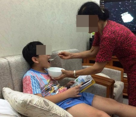 Khi gia đình “bóp nát” kỹ năng sống của con trẻ Nhiều đứa trẻ được gia đình phục vụ mọi lúc mọi chỗ, ngay cả những hoạt động cơ bản nhất của con người. (Ảnh được một chuyên gia tâm lý tại TPHCM cung cấp)
