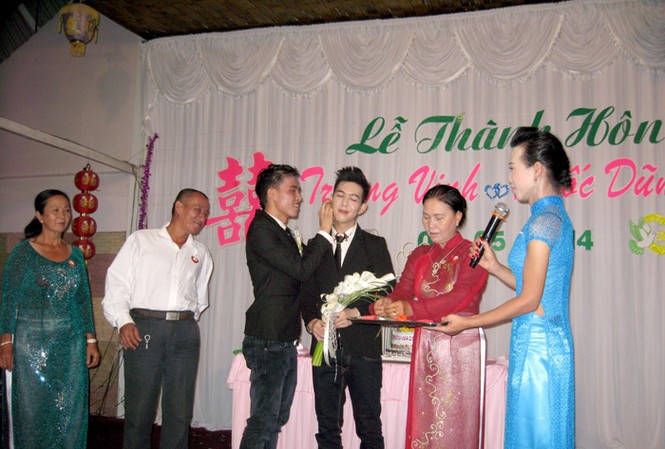 Hai chàng trai ở Tiền Giang cưới nhau Đôi uyên ương tặng lễ cưới cho nhau