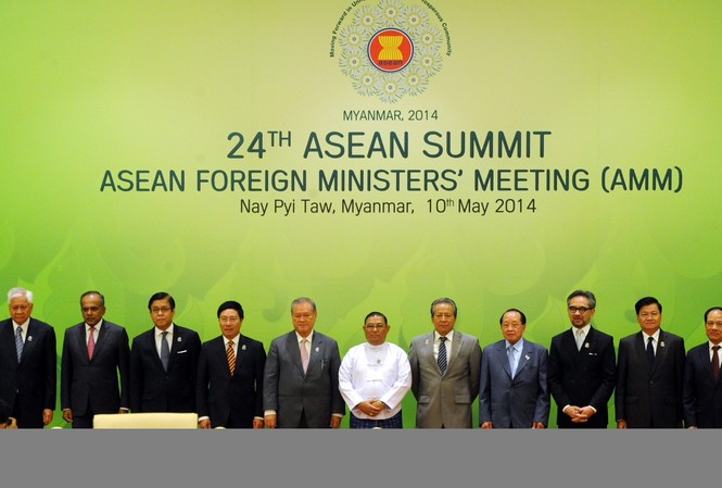 ASEAN quan ngại tình hình biển Đông Tổng Thư ký ASEAN Lê Lương Minh (ngoài cùng, bên phải) và các bộ trưởng ngoại giao ASEAN trước Hội nghị Bộ trưởng Ngoại giao ASEAN tại thủ đô Nay Pyi Taw của Myanmar hôm 10/5. Ảnh: Xinhua