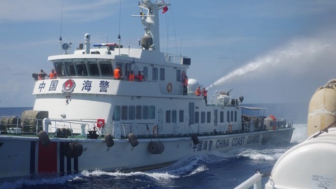 Tàu Việt Nam nhận lệnh tiến sâu vào khu vực giàn khoan 981 Tàu Trung Quốc ngang ngược dùng vòi rồng tấn công tàu Việt Nam nhằm bảo vệ cho giàn khoan trái phép