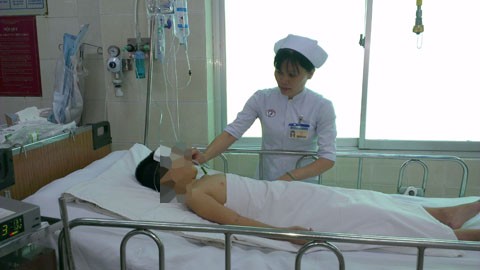 Nhảy đệm lò xo, bé trai lộn qua cửa sổ rơi xuống tầng Bé K. đang được chăm sóc hồi sức tại Bệnh viện Chợ Rẫy. Ảnh: Thanh Huyền.