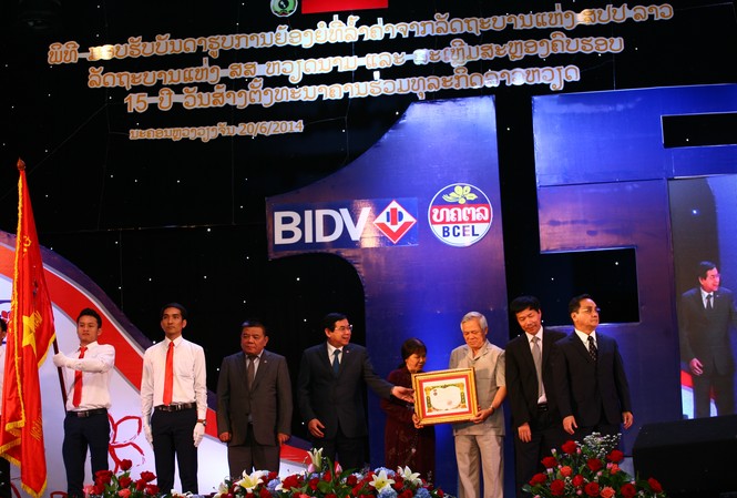 15 năm dự án đầu tư ra nước ngoài đầu tiên của Việt Nam Lãnh đạo BIDV nhận phần thưởng Nhà nước Lào trao tặng cho Ngân hàng nhân 15 năm LaoVietBank. Ảnh Doãn Hoàng