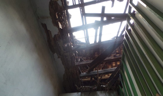 Sập mái nhà, nhiều hộ dân tháo chạy giữa đêm khuya Phần mái nhà gần 30m2 bị sập.