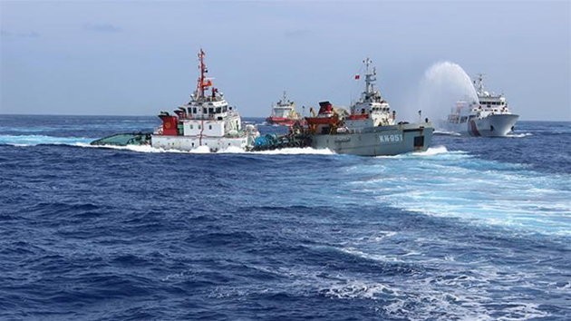 Tàu Trung Quốc tạo “gọng kìm” chặn ép tàu Việt Nam Tàu kiểm ngư 951 của Việt Nam bị tàu Trung Quốc bao vây, uy hiếp và đâm hư hỏng