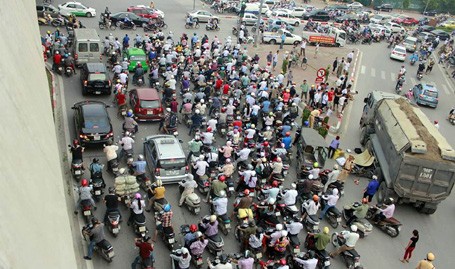 Khởi tố tài xế cán chết nữ sinh đang dừng đèn đỏ Hiện trường vụ tai nạn thương tâm.