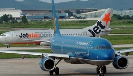 Xử lý nhiều cán bộ vụ máy bay suýt đâm nhau ở Đà Nẵng Máy bay Vietnam Airlines (màu xanh) và Jetstar Pacific trên sân bay - Ảnh minh họa