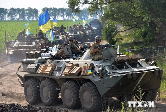 Ukraine nã 40 quả đạn cối vào lãnh thổ Nga Binh sỹ Ukraine tại một vị trí đóng quân gần thành phố Slavyansk. (Ảnh: AFP/TTXVN)
