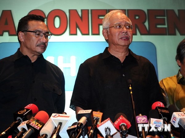 Ly khai Ukraine cho phép cảnh sát quốc tế đến khu vực MH17 rơi Thủ tướng Malaysia Najib Razak (phải) tại một cuộc họp về vụ rơi máy bay MH17. (Nguồn: AFP/TTXVN)