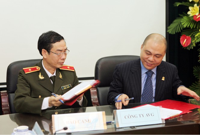 Báo Công an Nhân dân điện tử ra phiên bản mới Tổng biên tập Báo Công an Nhân dân Phạm Văn Miên và ông Phạm Nhật Vũ - Chủ tịch HĐQT An Viên Group ký biên bản hợp tác giữa hai bên.