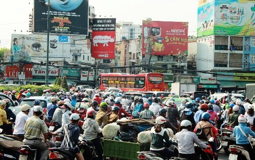 Đường Sài Gòn kẹt cứng vì fan xin chữ ký sao Hàn Hàng nghìn xe nhích từng chút tại vòng xoay Dân chủ. Ảnh: Hải Hiếu