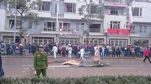 Danh tính nạn nhân trong vụ nổ kinh hoàng ở Văn Phú Người đi đường gặp tai nạn nghi vấn do dư chấn của vụ nổ tác động. Ảnh: Tuấn Nguyễn