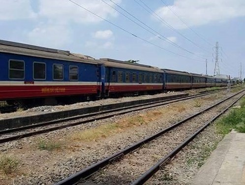 Cầu Ghềnh sập, ga Sài Gòn điều ô tô chuyển tiếp khách Tàu kẹt ở ga do sự cố sập cầu. Ảnh: Bạn đọc Nguyễn Minh Tú