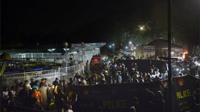 Đánh bom tự sát ở Pakistan, ít nhất 52 người chết Hiện trường vụ đánh bom. Ảnh: AFP