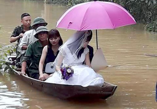 Hà Tĩnh lũ lớn, chú rể rước dâu bằng thuyền Chị Lam trên đi thuyền về nhà chồng. Ảnh: T.L