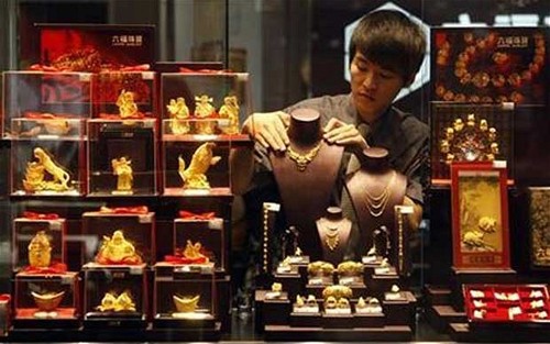 Giá vàng xuống đáy 10 tháng Giá vàng khó bật tăng trước cuộc họp chính sách của Fed. Ảnh: Bloomberg.