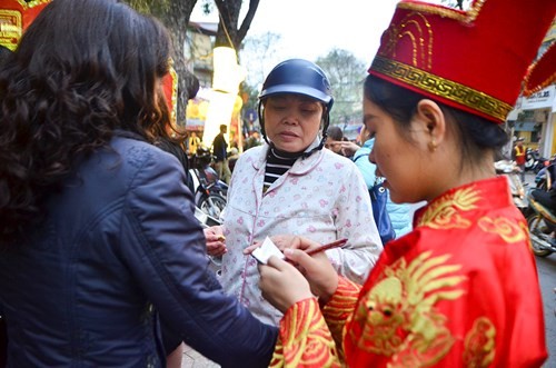 Giá vàng lao dốc, mua xong bước ra khỏi cửa đã lỗ Nhân viên nhà hàng 'hóa trang' thần tài để giúp khách hàng viết phiếu, mua hàng. Ảnh: Thanh Hà