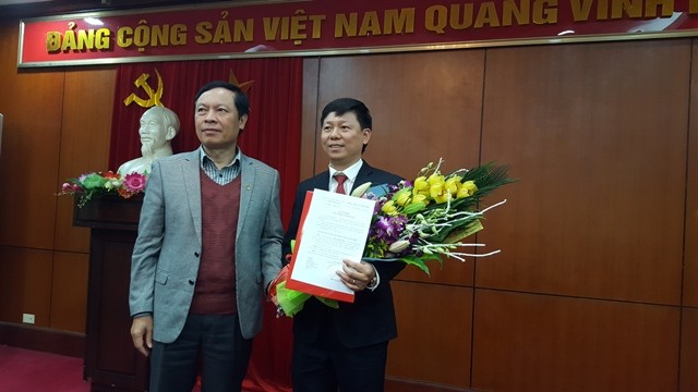 Phó TBT báo Tiền Phong được bổ nhiệm làm Vụ phó Vụ Báo chí – Xuất bản Phó Ban Tuyên Giáo T.Ư Phạm Văn Linh (bên trái) trao quyết định bổ nhiệm cho đồng chí Trần Thanh Lâm.