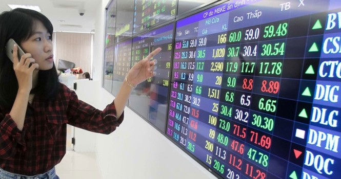 VN-Index bật tăng nhờ... cổ phiếu vua 'chống lưng' Các chuyên gia khuyến nghị, thị trường chứng khoán ngắn hạn vẫn rất rủi ro khó dự đoán. Ảnh minh họa
