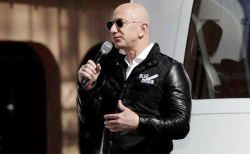 Tài sản của ông chủ Amazon vượt 150 tỷ USD Jeff Bezos trong một sự kiện của hãng du lịch vũ trụ Blue Origin. Ảnh: Reuters