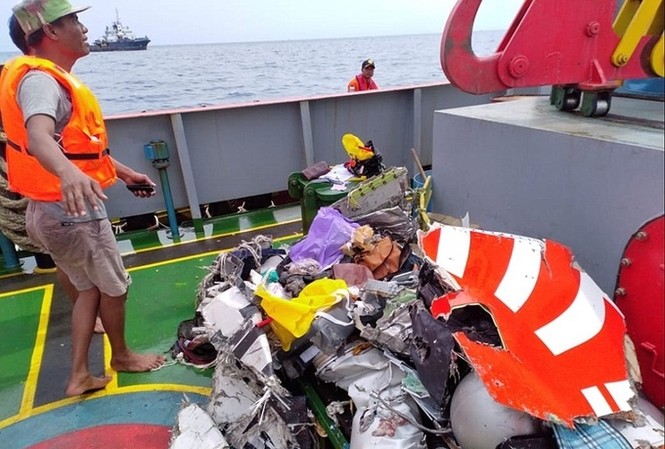 Máy bay Indonesia gặp sự cố trước khi cất cánh Mảnh vỡ máy bay, đồ đạc chất thành đống trên tàu cứu hộ. Ảnh: Reuters.
