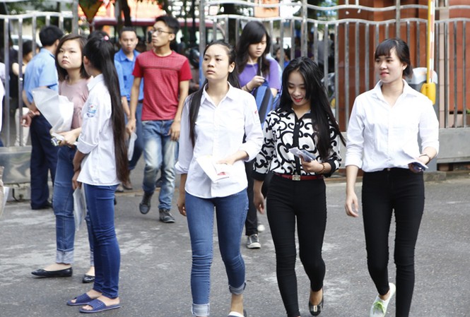 37 thí sinh, giám thị bị kỷ luật trong đợt thi cao đẳng Thí sinh sau giờ thi cao đẳng năm 2014 ở Hà Nội. Ảnh: Như Ý