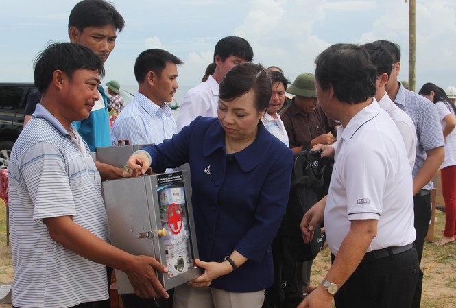 Bộ trưởng Y tế trao tủ thuốc cho ngư dân Bộ trưởng Nguyễn Thị Kim Tiến trao tủ thuốc cho ngư dân xã Cẩm Nhượng.